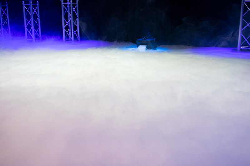 ADJ Entour Chill Bodennebelmaschine, 800W, DMX512, Betrieb mit Trockeneis,Tank: 1l, inkl. Fernbedienung