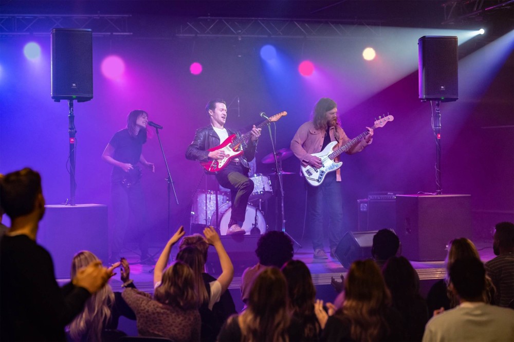 JBL EON710, 10"/1" PA-Lautsprecher, aktiv mit Mixer, Bluetooth & App-Steuerung